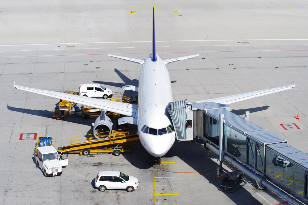Bodenpersonal kümmert sich um Flugzeug im Flughafen